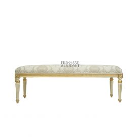 بانكيت غرفة نوم ابيض بتنجيد مزخرف وخشب ابيض وذهبي