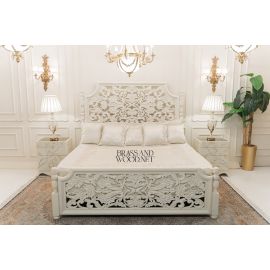 غرفة نوم مكونة من سرير و2 كمود