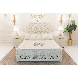 سرير ابيض بنقوش