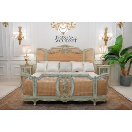 غرفة نوم ملكي مكونة من سرير و 2 كومود