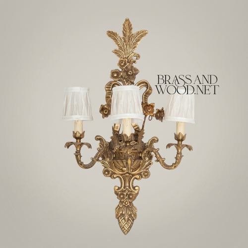 Baroque Brass Three-Arm Wall Sconce Acanthus Floral Crest Off-White Shades Brass and Wood Antique gold Front | Brass & Wood
