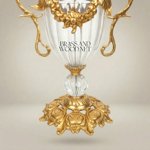 كأس غطائي باروكي من الكريستال والنحاس بزخارف أكانثوس وزعنفة أوراق