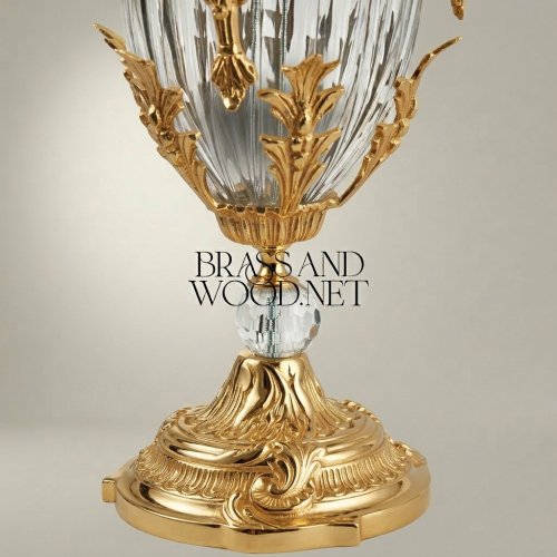 كوب ديكور نيوكلاسيكي مغطى من الكريستال والنحاس بزخارف الأكانثوس وتاج الصنوبر
