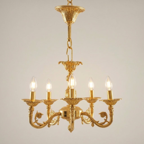 نجف نحاسي كلاسيكي بخمسة أذرع على طراز لويس الخامس عشر بزخارف أكانثوس المتدحرجة