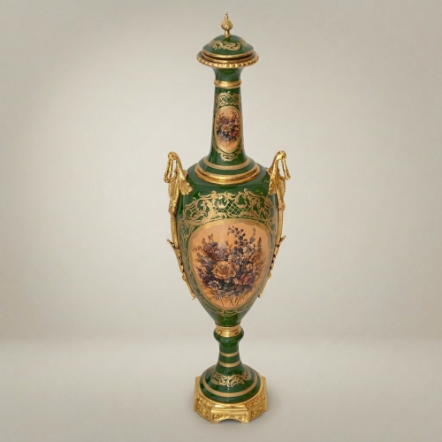 مزهرية كلاسيكية مغطاة بإطارات نحاسية - خزف أخضر زمردي بلوحة زهور ومقابض على شكل أكاليل