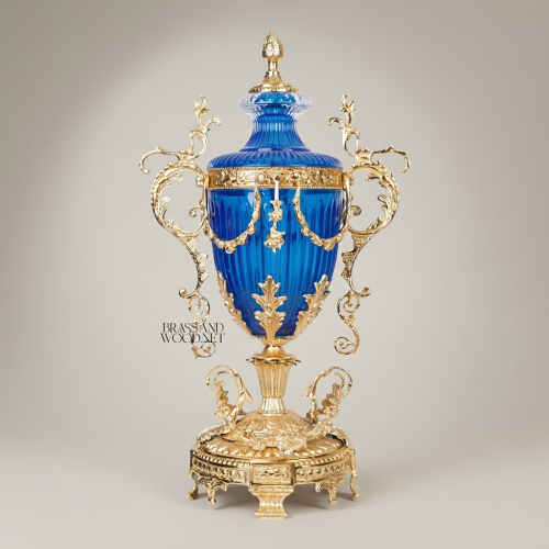 مزهرية كأسية بغطاء على الطراز الباروكي – جسم كريستال كوبالت مع حوامل نحاسية بزخارف اللفائف