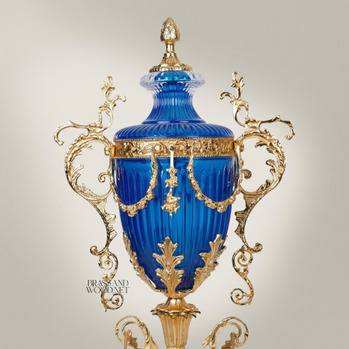 مزهرية كأسية بغطاء على الطراز الباروكي – جسم كريستال كوبالت مع حوامل نحاسية بزخارف اللفائف