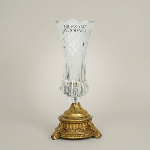 مزهرية كريستال نيوكلاسيكية بجسم مقطّع وقاعدة نحاسية منقوشة - شكل البوق