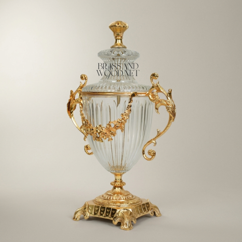 مزهرية كلاسيكية على شكل إبريق من الكريستال مع مقابض نحاسية بزخارف زهرية وقاعدة منحوتة