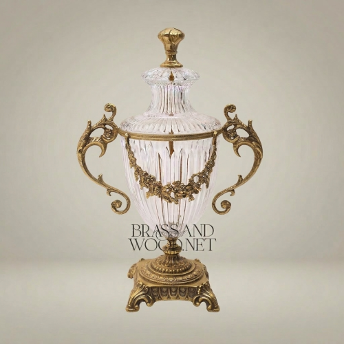 مزهرية كلاسيكية على شكل إبريق من الكريستال مع مقابض نحاسية بزخارف زهرية وقاعدة منحوتة