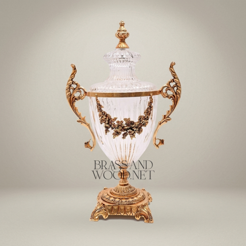 كأس كريستال نيوكلاسيكي مغطى بمقابض نحاسية وزخرفة أكاليل الزهور وقاعدة فاخرة