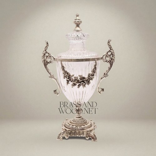 مزهرية كلاسيكية من الكريستال مع غطاء ومقابض نحاسية بزخارف أكاليل الزهور وقاعدة منحوتة