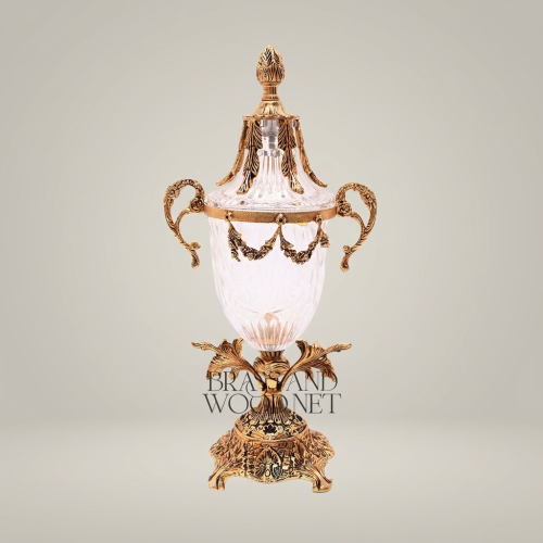 فازة كلاسيكية مغطاة من الكريستال والنحاس بزخارف أكانثوس وأكاليل على قاعدة منحوتة