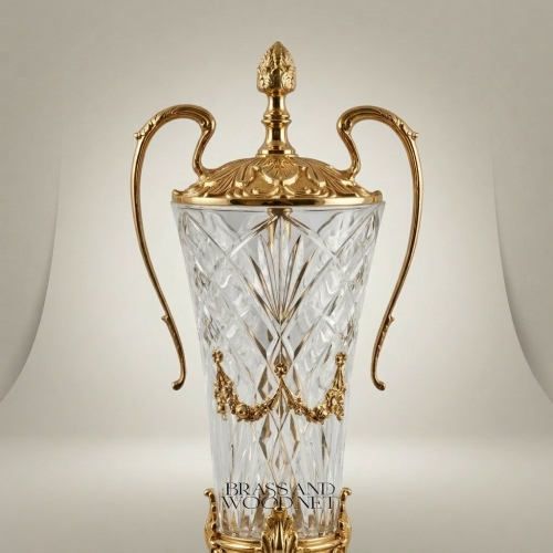 مزهرية أمفورا نيوكلاسيكية من الكريستال المقطوع بأغطية وحوامل نحاسية منحوتة وزخرفة الصنوبر