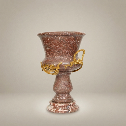 كأس رخام أحمر نيوكلاسيكي على قاعدة مخروطية بطوق أورمولو نباتي