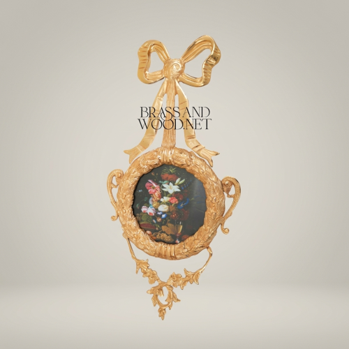 ميدالية جدارية نحاسية بإطار روكوكو وعقدة شريطة وإدراج لوحة زهور كلاسيكية