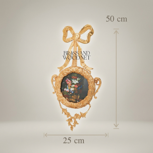 ميدالية جدارية نحاسية بإطار روكوكو وعقدة شريطة وإدراج لوحة زهور كلاسيكية