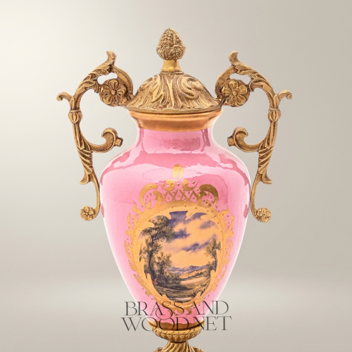 مزهرية إبريقية روكوكو من الخزف بحوامل نحاسية - لوحات منظر طبيعي وزهور مرسومة يدوياً