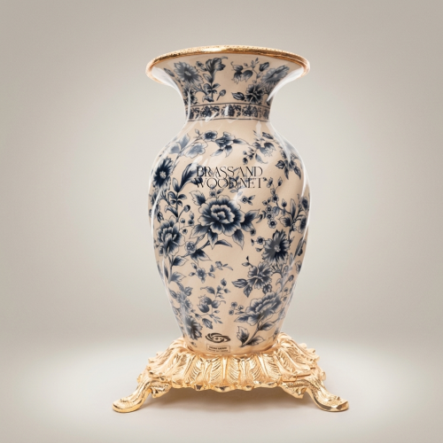 مزهرية سيراميك روكوكو بزخارف زهرية شينواز بلون أزرق داكن على قاعدة نحاسية مزخرفة