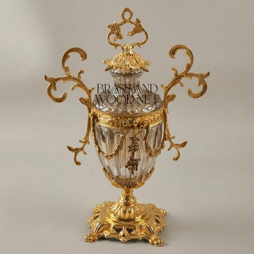 مزهرية أمفورا كريستالية بغطاء على الطراز الروكوكو مع حوامل نحاسية وزخارف أكاليل