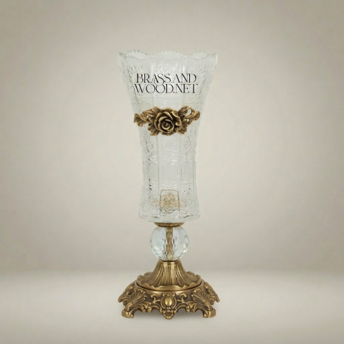 مزهرية كريستال كلاسيكية بشكل البوق مع طوق نحاسي مذهب وقاعدة مزخرفة على طراز الروكوكو