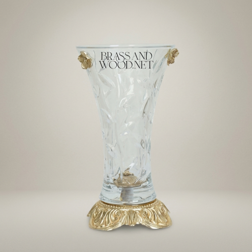 مزهرية كريستال زجاجية بنقوش زهرية بارزة وقاعدة نحاسية بأوراق الأكانثوس على الطراز الروكوكو