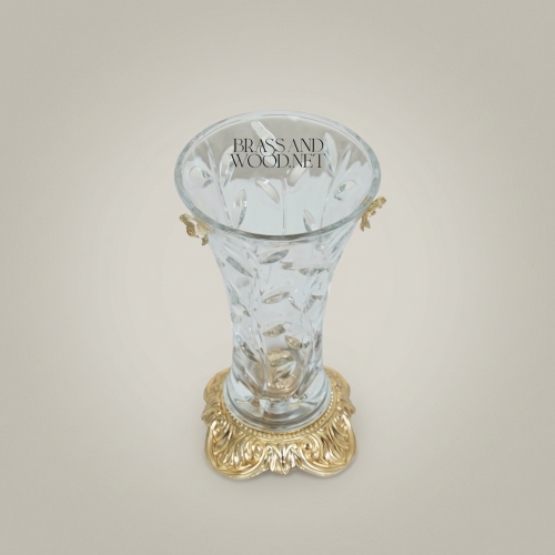 مزهرية كريستال زجاجية بنقوش زهرية بارزة وقاعدة نحاسية بأوراق الأكانثوس على الطراز الروكوكو