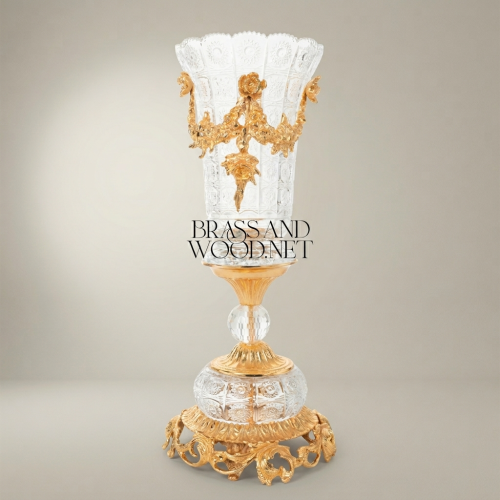 مزهرية كأسية كريستالية على طراز الروكوكو بحوامل برونزية مذهبة وزخارف زهرية