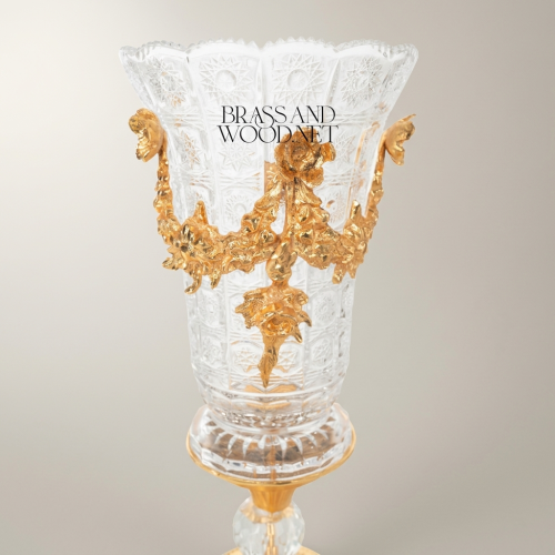 مزهرية كأسية كريستالية على طراز الروكوكو بحوامل برونزية مذهبة وزخارف زهرية