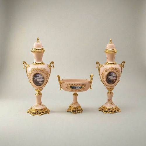 طقم فازات وطبق كومبوت من السيراميك المرسوم يدوياً على طراز الروكوكو بحوامل نحاسية وميداليات مناظر طبيعية - 3 قطع