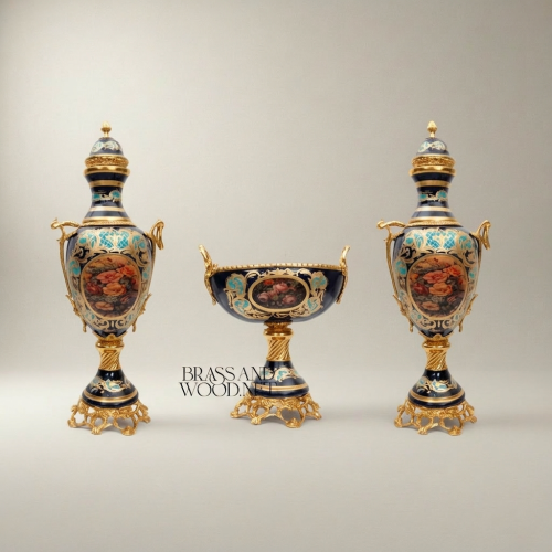 طقم جارنيتور كوبالت من السيراميك المرسوم يدوياً على الطراز الروكوكو مع حوامل نحاسية – مزهريات وكوبيه بميداليات زهرية