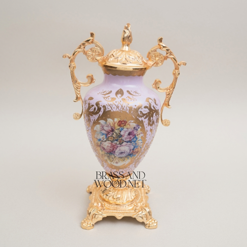 مزهرية إبريق كلاسيكية بغطاء على الطراز الروكوكو — لوحة زهور مرسومة يدوياً مع مقابض نحاسية ملتفة