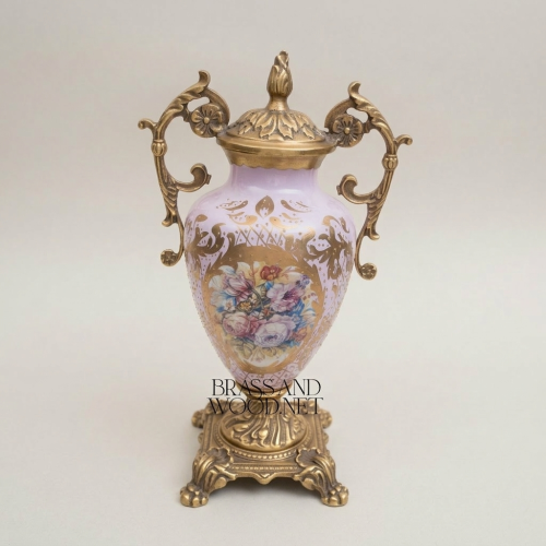 مزهرية إبريق كلاسيكية بغطاء على الطراز الروكوكو — لوحة زهور مرسومة يدوياً مع مقابض نحاسية ملتفة