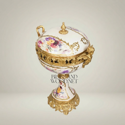 كوب غطائي على قاعدة من البورسلين والنحاس على طراز الروكوكو – زخارف زهرية مرسومة يدوياً