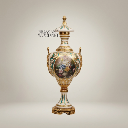 مزهرية إبريقية على طراز سيفر الروكوكو بغطاء وتصوير زهري يدوي وحوامل نحاسية