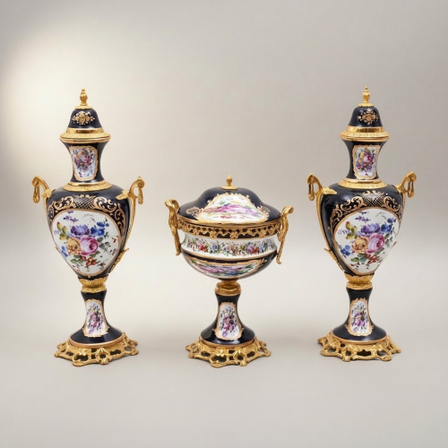 طقم فازات وطبق بورسلان كوبالت على طراز سيفر – مجموعة مدفأة بنقوش زهرية مرسومة يدوياً