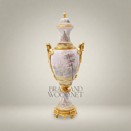 مزهرية إبريق بورسلين مرسومة يدوياً على طراز سيفر مع أحزمة ذهبية ولوحة طبيعية